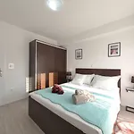 Hrast Feriehus Debeljak