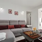 Hrast Feriehus *