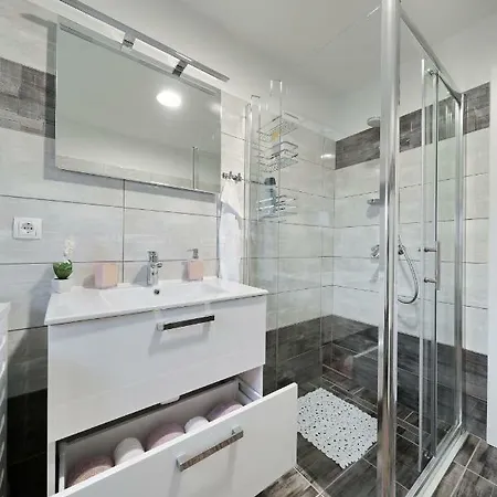 Hrast Ferienhaus Debeljak