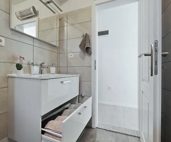 Hrast Nyaraló Debeljak